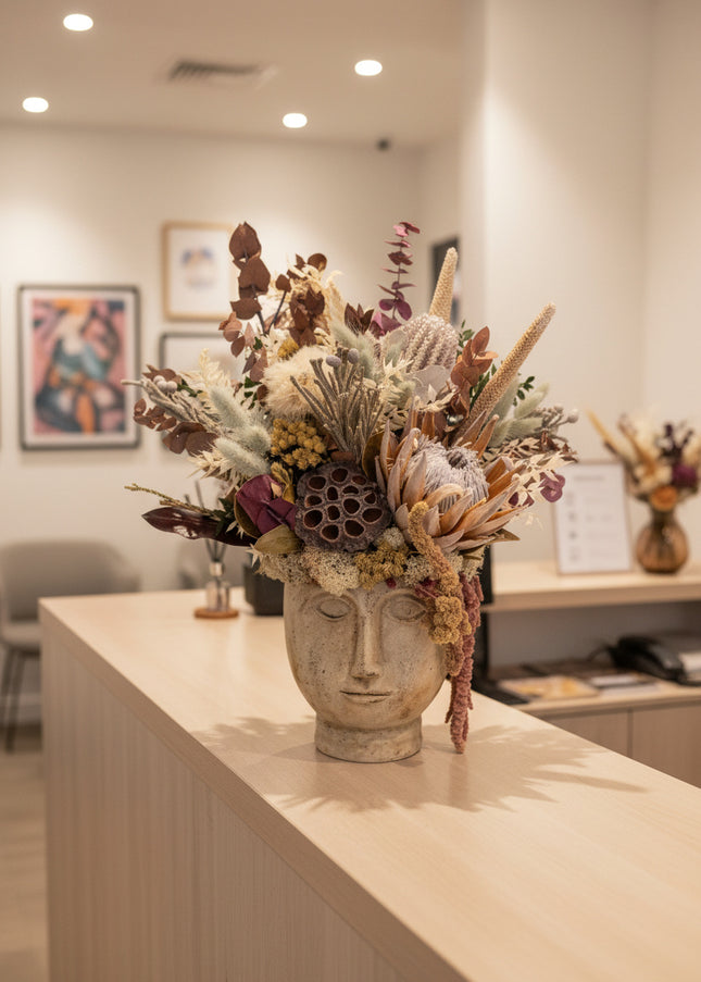 Aranjament Floral „Ancient Muse” în Bust Ceramic – Compoziție Luxury cu Protea King, Banksia și Texturi Botanice Antichizate