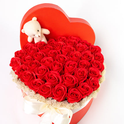 Aranjament Inimă Lux Trandafiri Săpun Roșii, Ursulet Alb