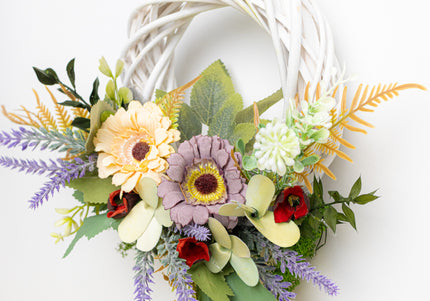 Coroniță Handmade „Lavender & Cream Breeze” – Aranjament Floral pe Bază de Răchită Albă cu Accente Botanice