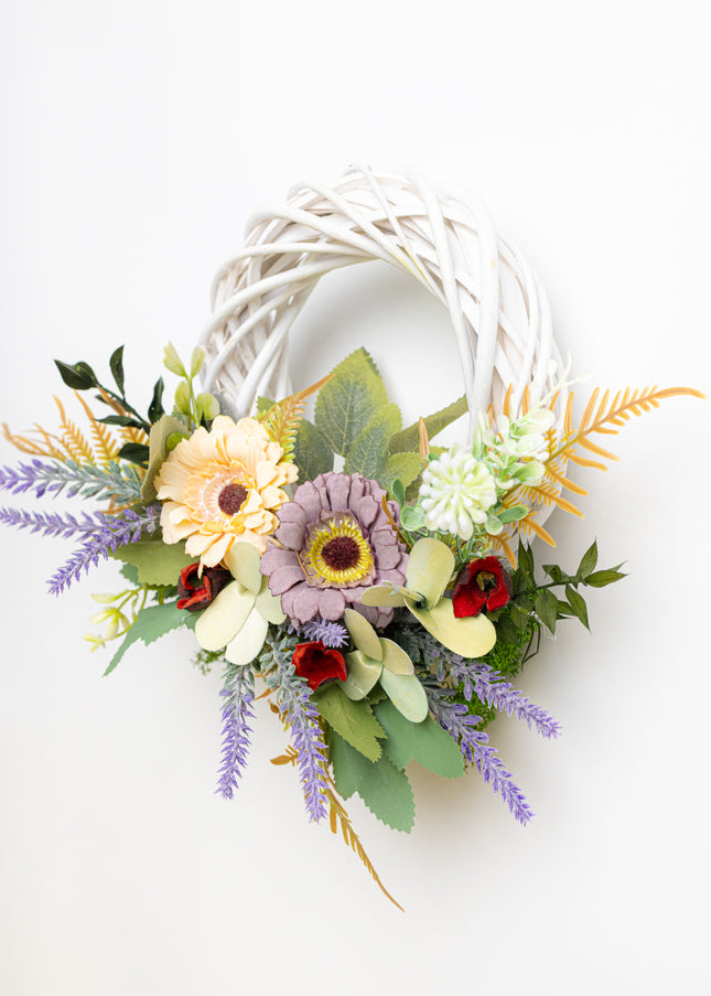 Coroniță Handmade „Lavender & Cream Breeze” – Aranjament Floral pe Bază de Răchită Albă cu Accente Botanice