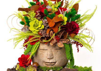 Aranjament floral „Forest Harmony” în bust decorativ – compoziție naturală cu accente verzi și roșii