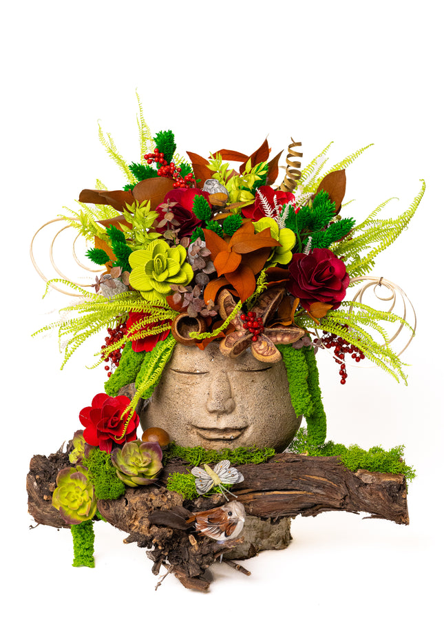 Aranjament floral „Forest Harmony” în bust decorativ – compoziție naturală cu accente verzi și roșii