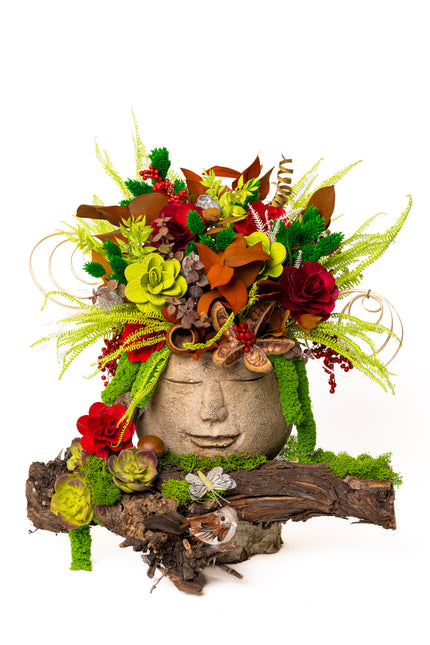 Aranjament floral „Forest Harmony” în bust decorativ – compoziție naturală cu accente verzi și roșii