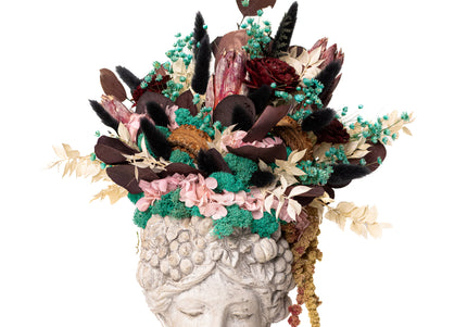 Aranjament floral „Velvet Muse” în bust sculptural – protea, hortensie și accente botanice