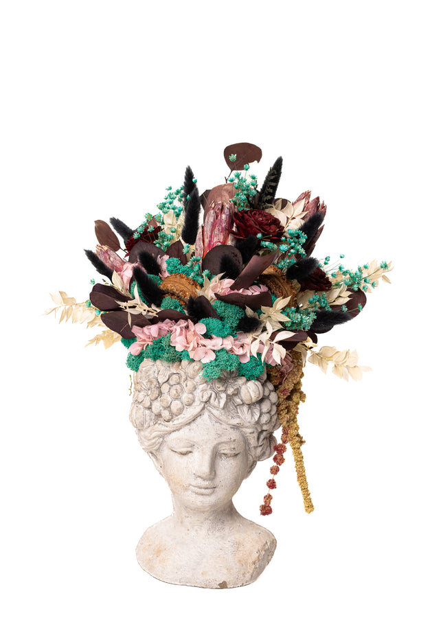 Aranjament floral „Velvet Muse” în bust sculptural – protea, hortensie și accente botanice