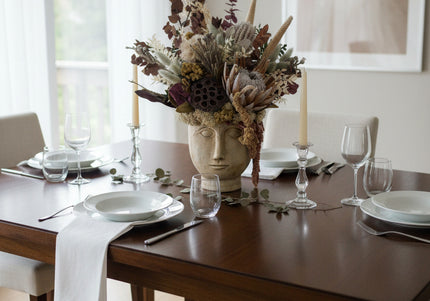 Aranjament Floral „Ancient Muse” în Bust Ceramic – Compoziție Luxury cu Protea King, Banksia și Texturi Botanice Antichizate
