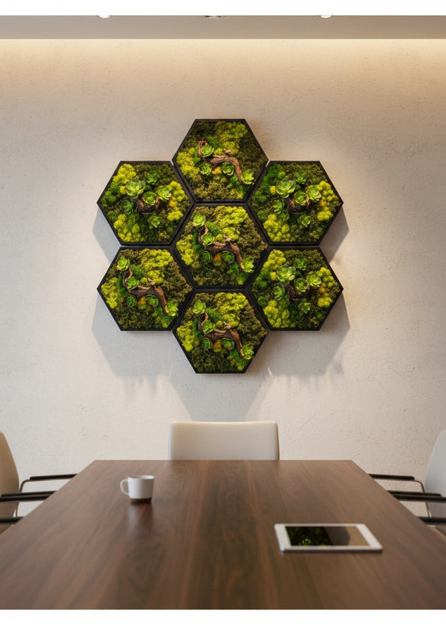 Decor Mural Modular „Emerald Hive” – Un Panou Hexagonal Handmade cu Mușchi, Licheni și Relief Botanic