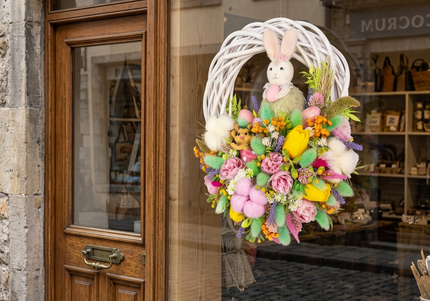 Coroniță florală de Paște „Sweet Bunny” – decor festiv cu iepuraș, flori pastel și accente jucăușe