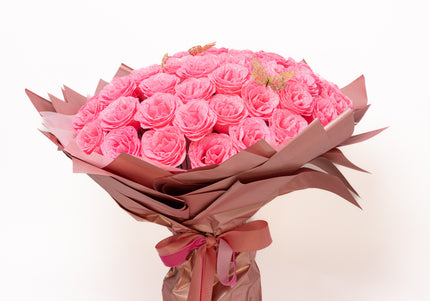 Buchet Gigant "Pink Sparkle" cu 99 Trandafiri și Fluturi