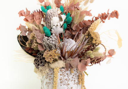 Aranjament Floral „Boho Azure” în Vază Ceramică Texturată – Compoziție Handmade cu Protea, Eucalipt Arămiu și Accente Turcoaz