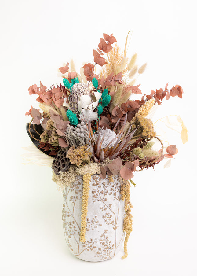 Aranjament Floral „Boho Azure” în Vază Ceramică Texturată – Compoziție Handmade cu Protea, Eucalipt Arămiu și Accente Turcoaz