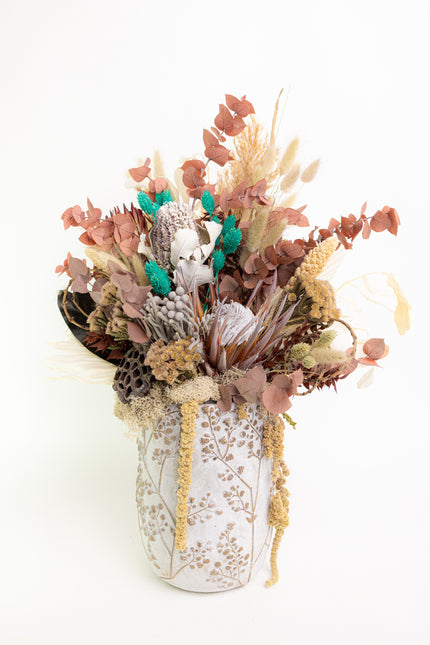 Aranjament Floral „Boho Azure” în Vază Ceramică Texturată – Compoziție Handmade cu Protea, Eucalipt Arămiu și Accente Turcoaz