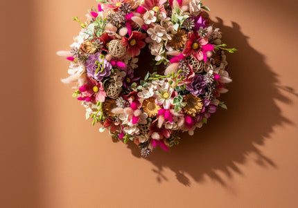 Coroniță Florală „Wildflower Celebration” – Aranjament Handmade Bogat cu Flori Uscate, Criogenate și Accente Boho