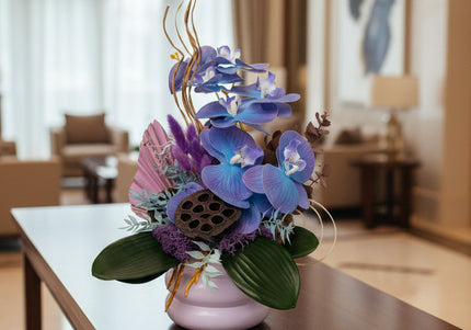 Aranjament Floral „Indigo Zen” – Compoziție Verticală cu Orhidee Indigo, Capsule de Lotus și Accente Exotice Curbe