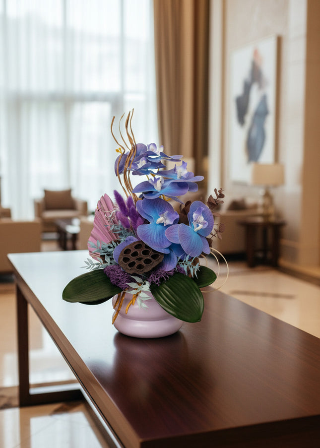Aranjament Floral „Indigo Zen” – Compoziție Verticală cu Orhidee Indigo, Capsule de Lotus și Accente Exotice Curbe
