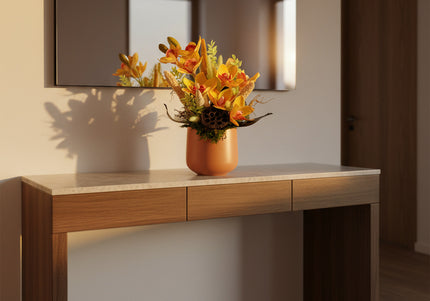 Aranjament Floral „Cymbidium Gold” în Vas Mat – Creație Handmade cu Orhidee Galbene și Accente Botanice Exotice