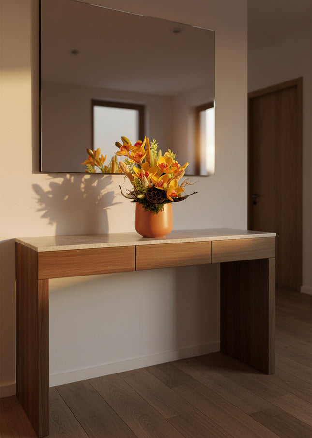 Aranjament Floral „Cymbidium Gold” în Vas Mat – Creație Handmade cu Orhidee Galbene și Accente Botanice Exotice
