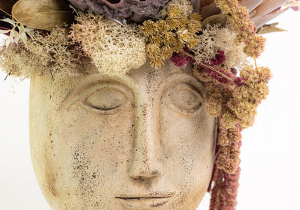 Aranjament Floral „Ancient Muse” în Bust Ceramic – Compoziție Luxury cu Protea King, Banksia și Texturi Botanice Antichizate