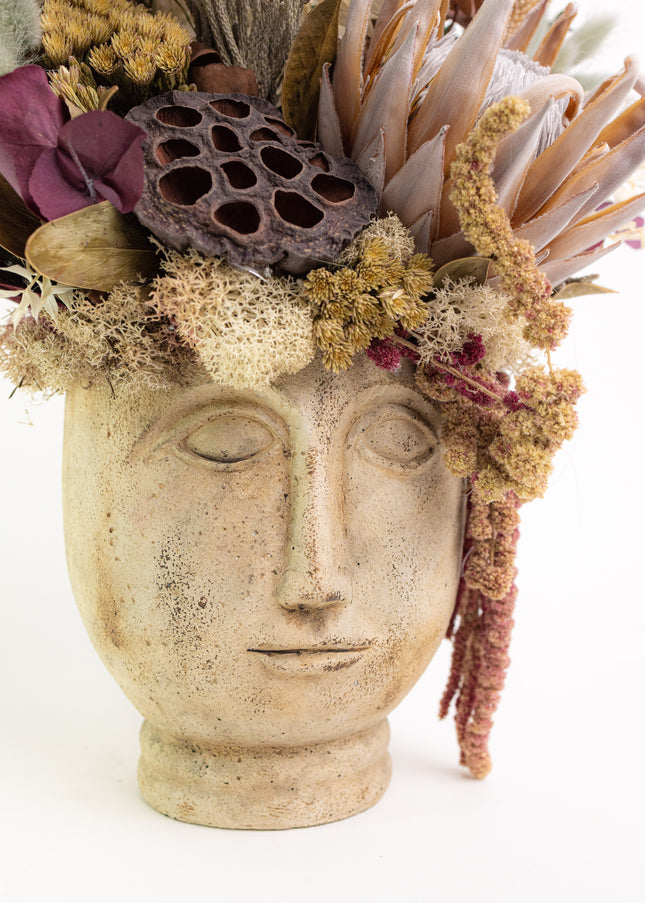 Aranjament Floral „Ancient Muse” în Bust Ceramic – Compoziție Luxury cu Protea King, Banksia și Texturi Botanice Antichizate
