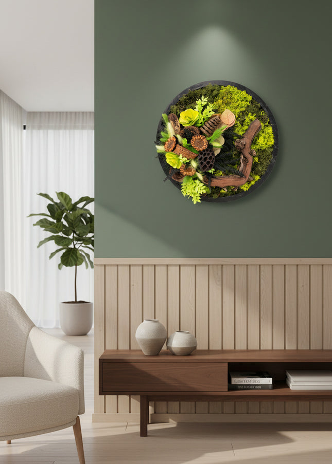 Tablou Biophilic Circular „Emerald Orb” – Panou Decorativ Handmade cu Mușchi, Licheni și Relief de Pădure