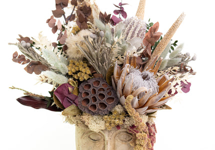Aranjament Floral „Ancient Muse” în Bust Ceramic – Compoziție Luxury cu Protea King, Banksia și Texturi Botanice Antichizate