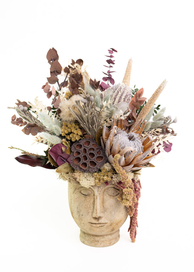 Aranjament Floral „Ancient Muse” în Bust Ceramic – Compoziție Luxury cu Protea King, Banksia și Texturi Botanice Antichizate