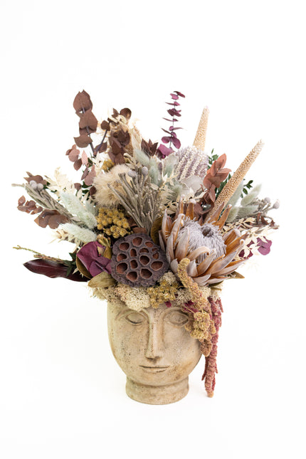 Aranjament Floral „Ancient Muse” în Bust Ceramic – Compoziție Luxury cu Protea King, Banksia și Texturi Botanice Antichizate