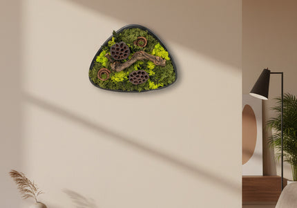 Terariu Biophilic „Emerald Basin” – Aranjament Handmade cu Licheni Stabilizați și Lotus în Vas Ceramic Triunghiular