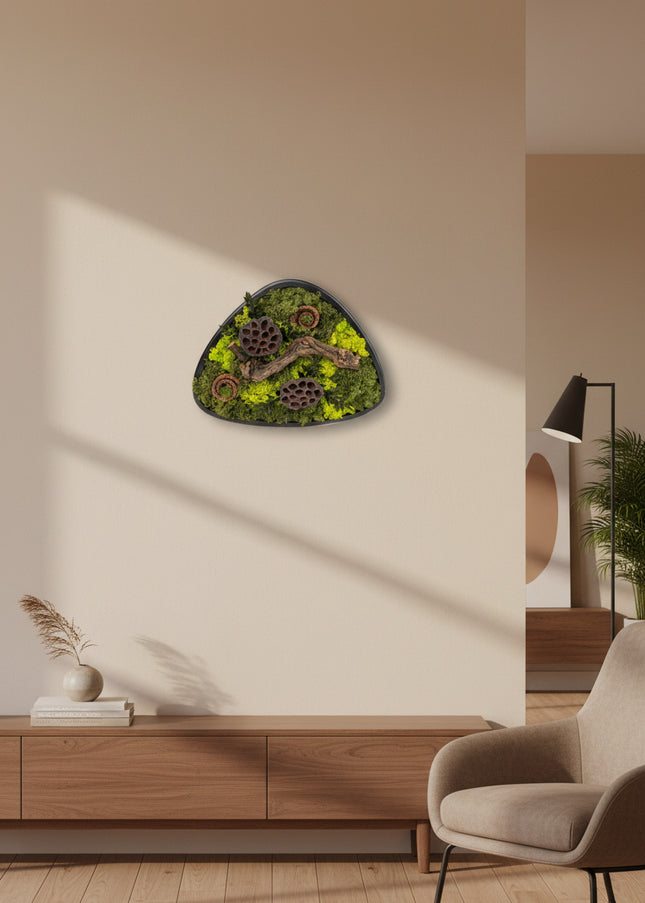 Terariu Biophilic „Emerald Basin” – Aranjament Handmade cu Licheni Stabilizați și Lotus în Vas Ceramic Triunghiular
