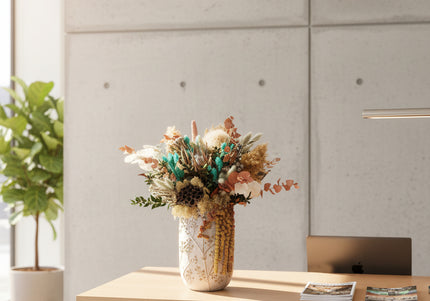 Aranjament Floral „Emerald & Earth” în Vază Ceramică Înaltă – Decor Premium cu Protea, Eucalipt Arămiu și Accente Turcoaz