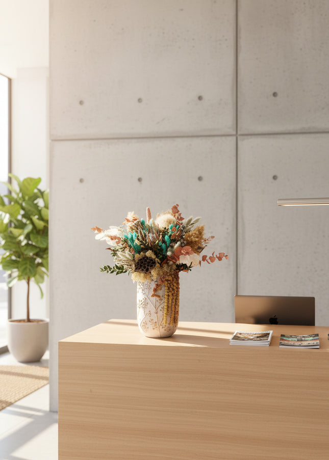 Aranjament Floral „Emerald & Earth” în Vază Ceramică Înaltă – Decor Premium cu Protea, Eucalipt Arămiu și Accente Turcoaz