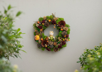 Coroniță Decorativă „Spiritul Pădurii” – Aranjament Handmade cu Mușchi Stabilizat, Conuri și Figurină