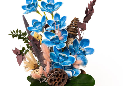 Aranjament floral „Azure Bloom” în vas ceramic – orhidee albastre și accente naturale