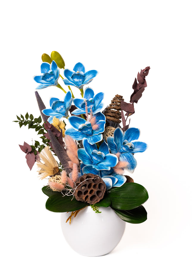 Aranjament floral „Azure Bloom” în vas ceramic – orhidee albastre și accente naturale