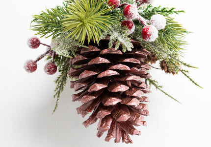 Ornament de Crăciun Artizanal „Crimson Berry & Copper Cone”
