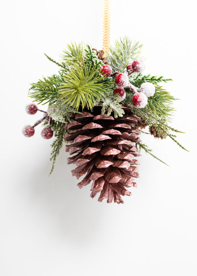 Ornament de Crăciun Artizanal „Crimson Berry & Copper Cone”