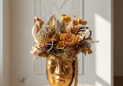 Aranjament Floral „Golden Muse” în Vas Sculptural Auriu – Decor de Lux cu Flori Uscate, Eucalipt și Accente Solare