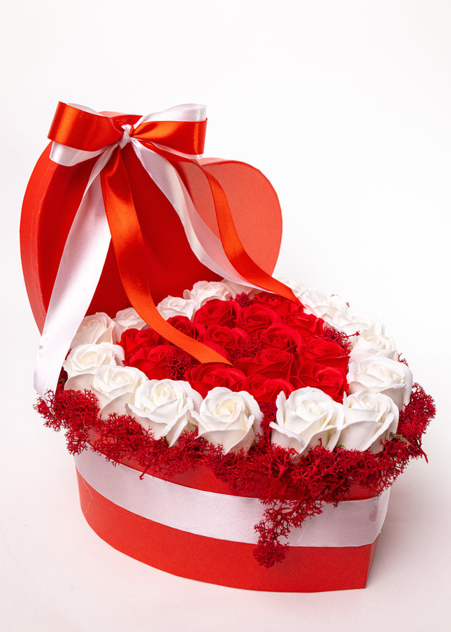 Aranjament Inimă Lux Trandafiri Săpun Roșu-Alb & Fundă