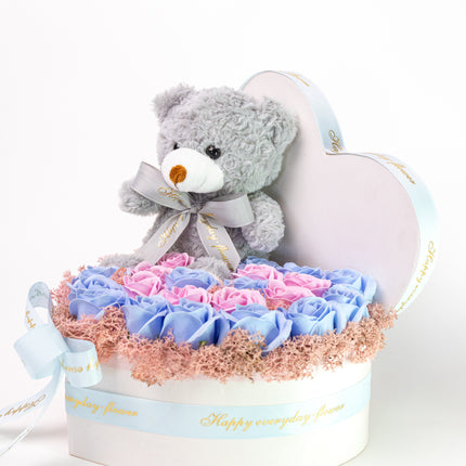 Aranjament Inimă Lux Trandafiri Roz-Albastru & Ursuleț