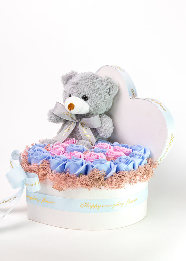 Aranjament Inimă Lux Trandafiri Roz-Albastru & Ursuleț