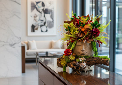 Aranjament floral „Forest Harmony” în bust decorativ – compoziție naturală cu accente verzi și roșii