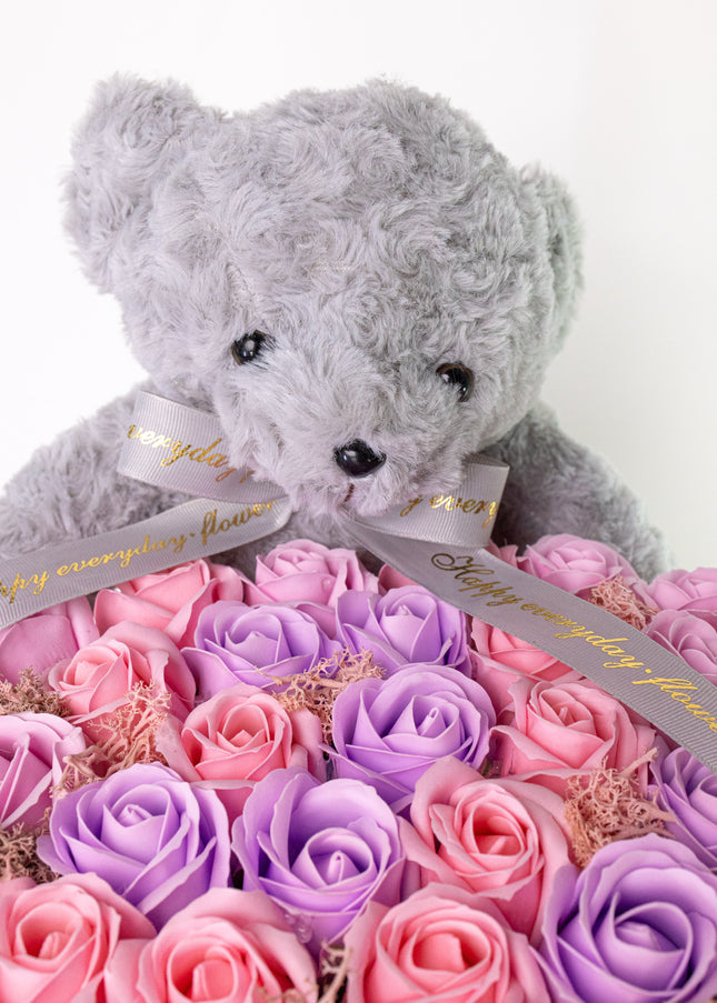 Aranjament Lux Trandafiri Săpun Roz, Ursulet Catifea
