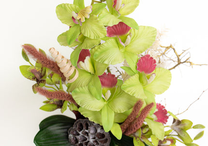 Aranjament Floral „Emerald Orchid” în Vas Ceramic Alb – Compoziție Handmade cu Orhidee Verzi, Lotus și Accente Naturale