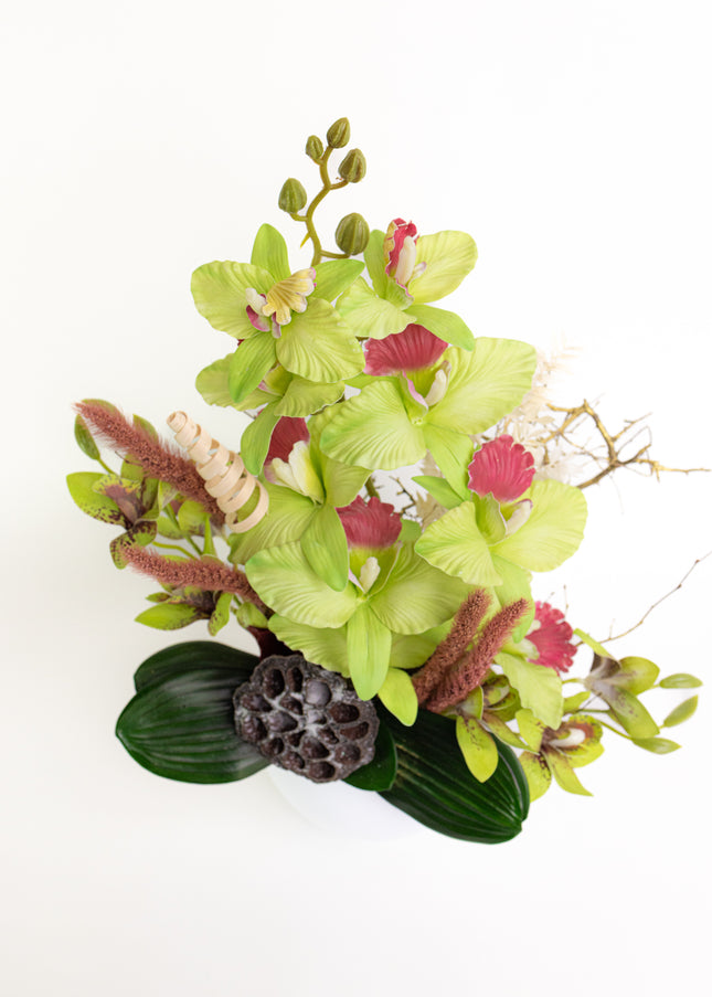 Aranjament Floral „Emerald Orchid” în Vas Ceramic Alb – Compoziție Handmade cu Orhidee Verzi, Lotus și Accente Naturale
