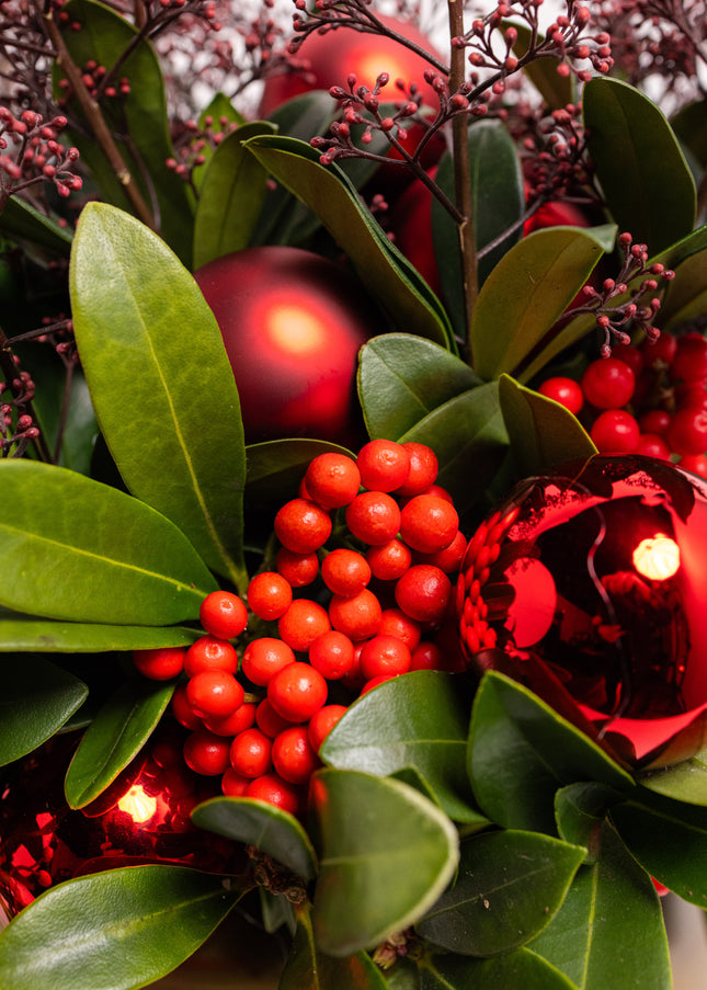 Aranjament Lux FloraArt cu Skimmia în Vas de Cupru