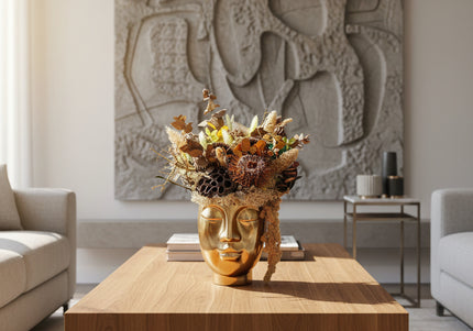 Aranjament Floral „Earthly Muse” în Vas Sculptural Auriu – Creație Handmade cu Banksia, Lotus și Texturi Organice Neutre