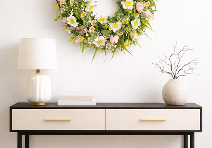 Coroniță florală „Spring Meadow” – decor natural cu flori albe, galbene și accente verzi