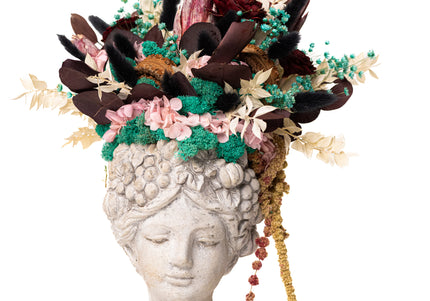 Aranjament floral „Velvet Muse” în bust sculptural – protea, hortensie și accente botanice