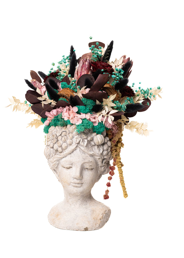 Aranjament floral „Velvet Muse” în bust sculptural – protea, hortensie și accente botanice