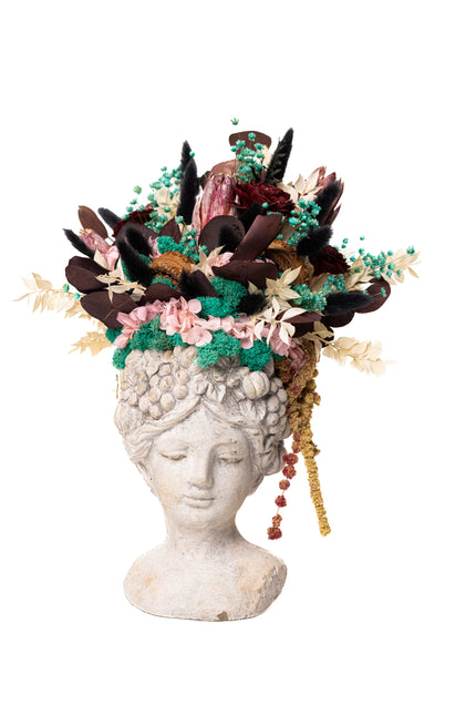 Aranjament floral „Velvet Muse” în bust sculptural – protea, hortensie și accente botanice